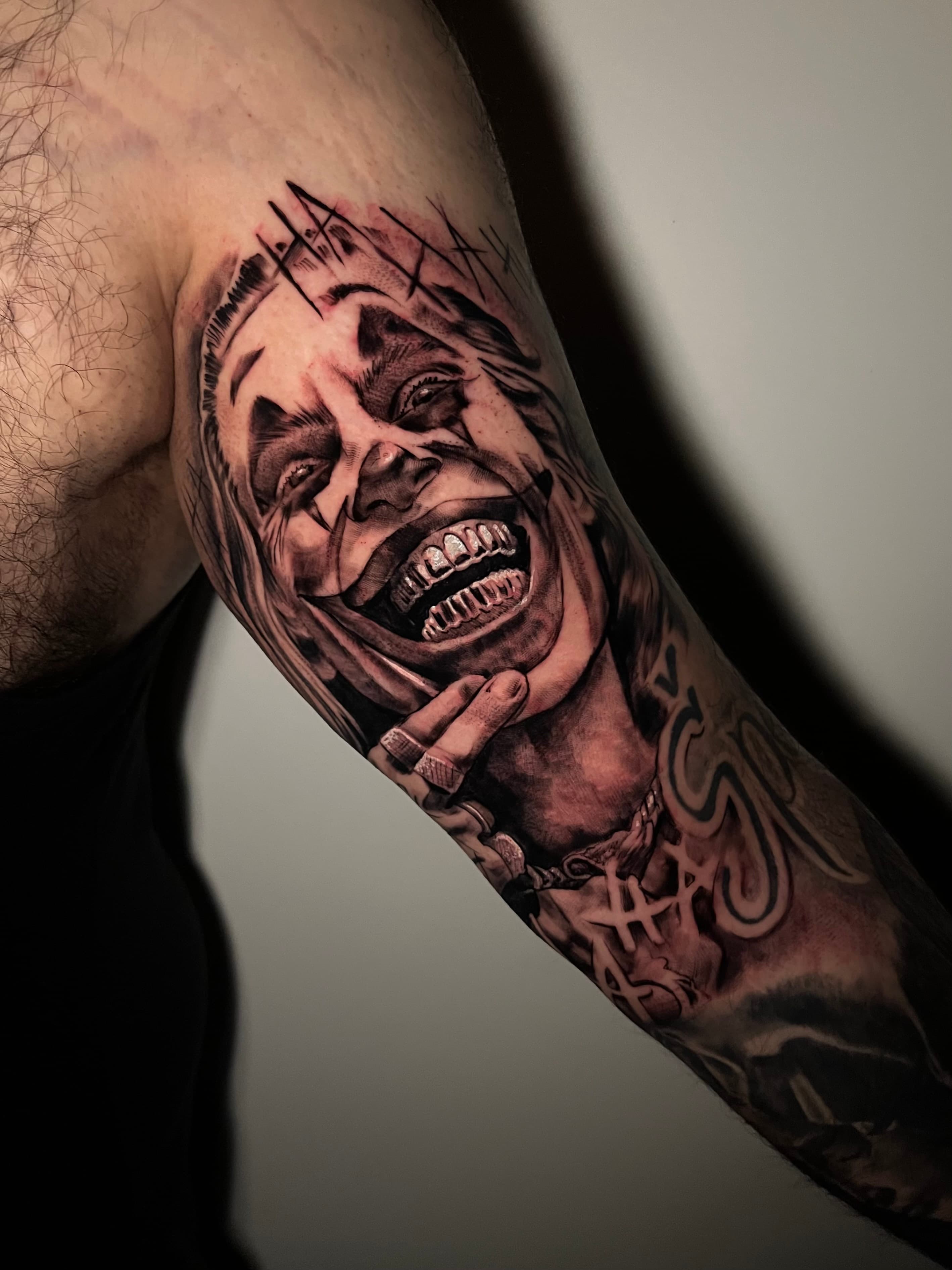 Sessione di tatuaggio in studio